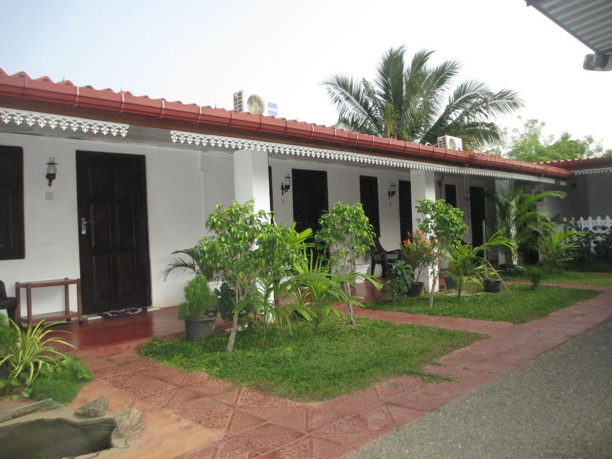 Uppuveli Beach House Trincomalee Esterno foto