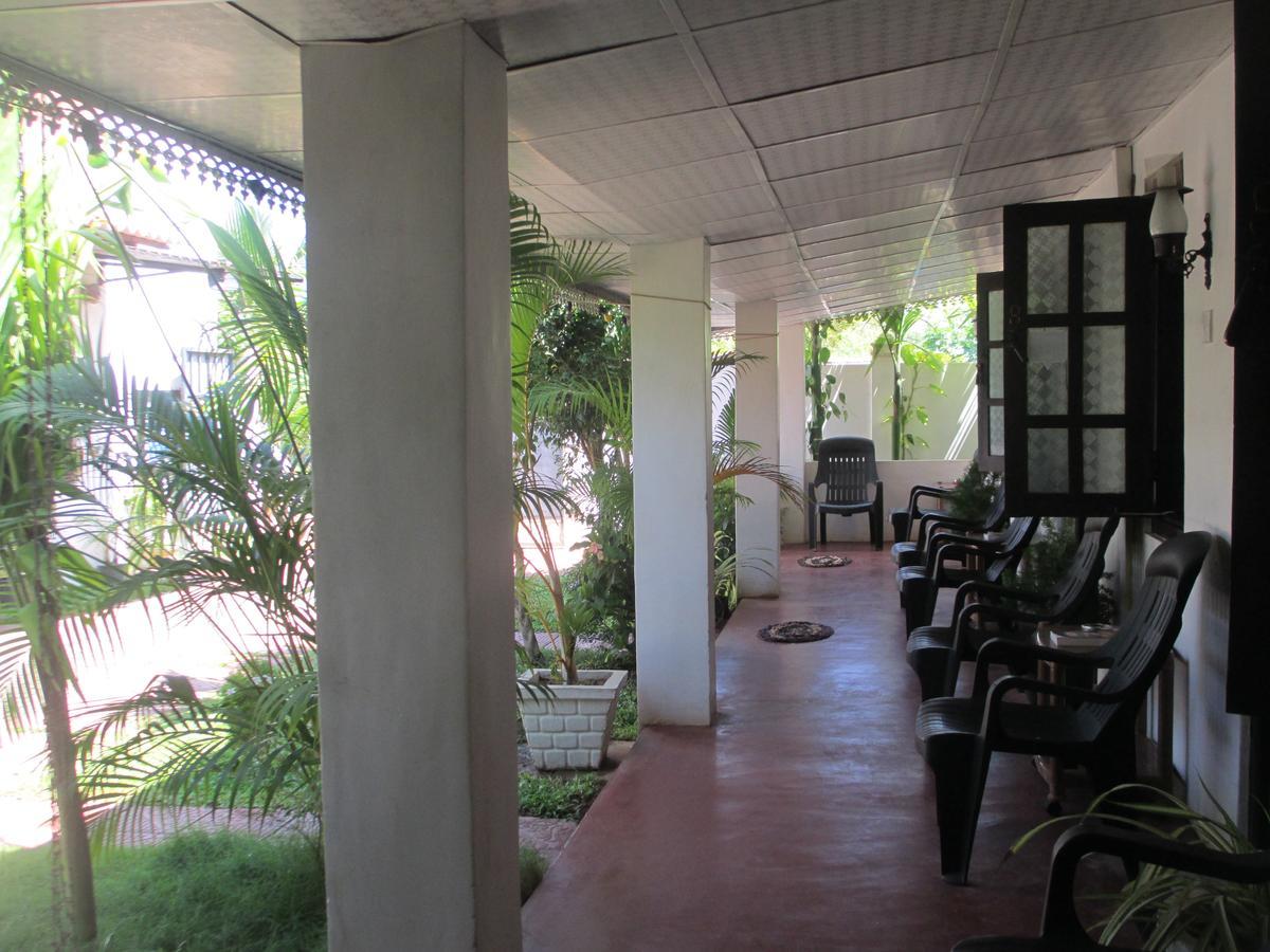 Uppuveli Beach House Trincomalee Esterno foto