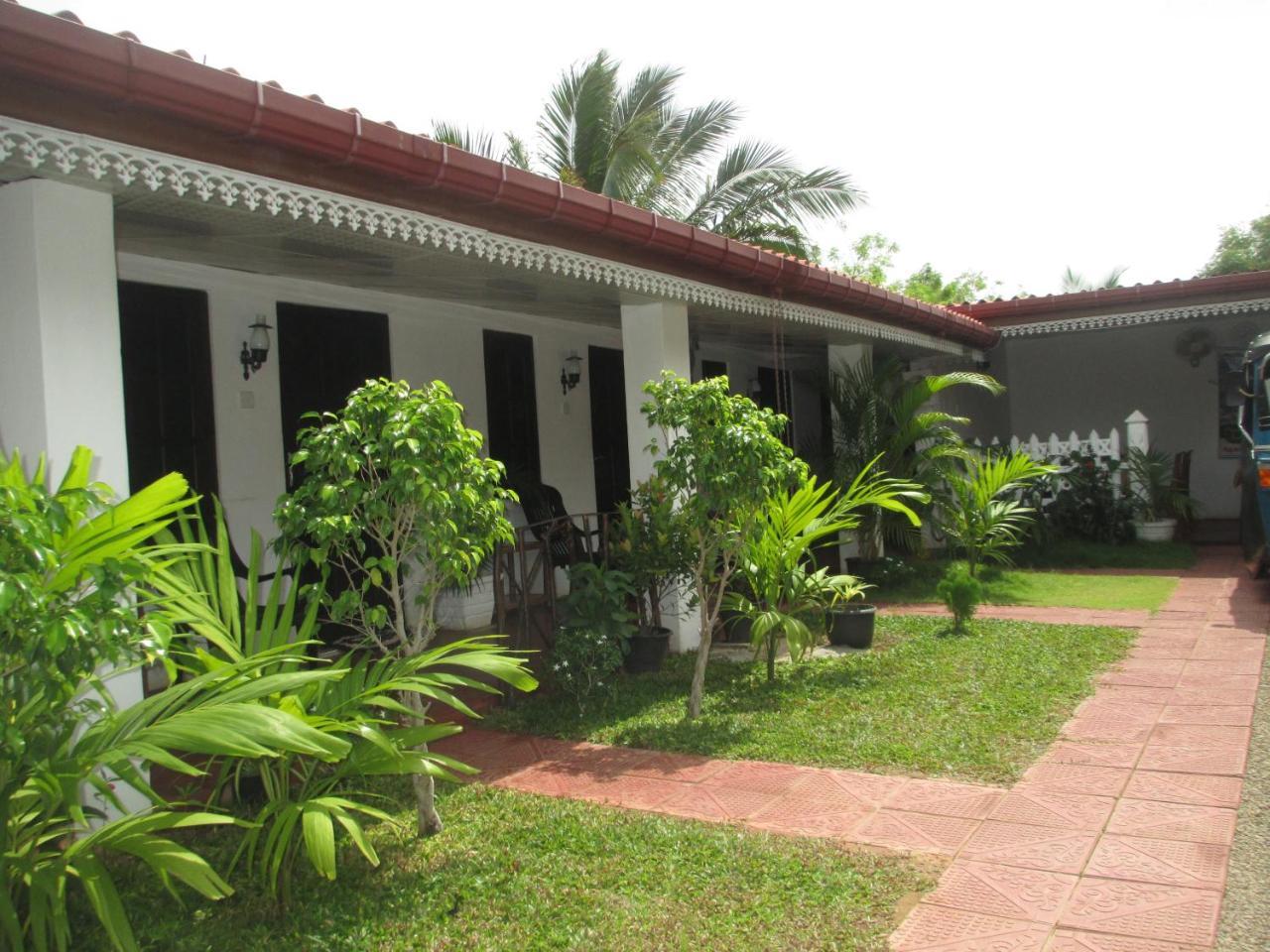 Uppuveli Beach House Trincomalee Esterno foto