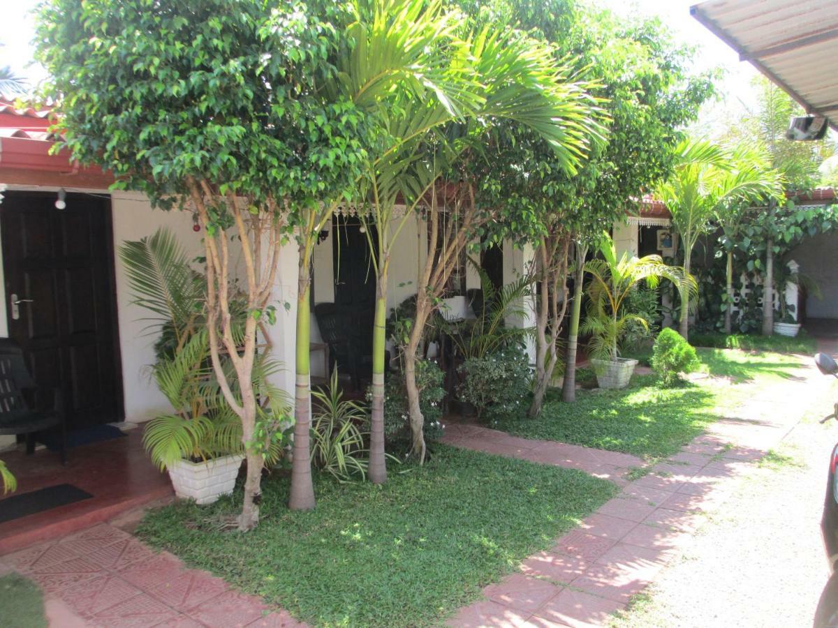 Uppuveli Beach House Trincomalee Esterno foto